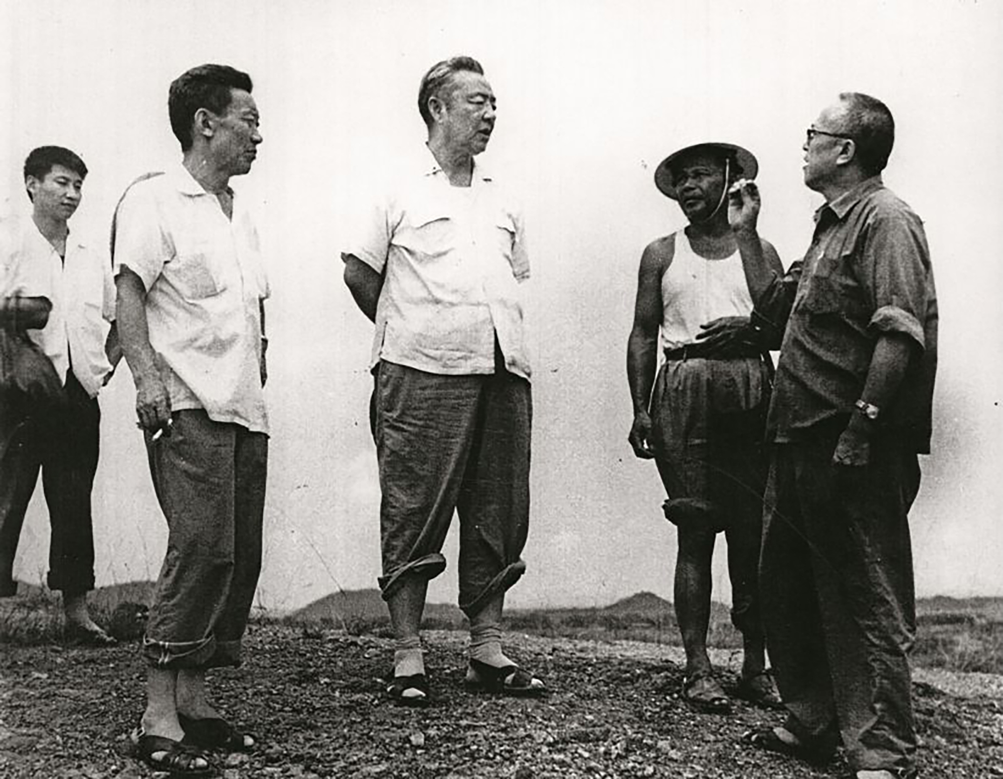 1978年8月5日,习仲勋(中)在广东惠阳地区调研。左二为广东省委农村工作部副部长杜瑞芝,右一为惠阳地委书记李富林。 左一为当时正在清华大学暑期的习近平。