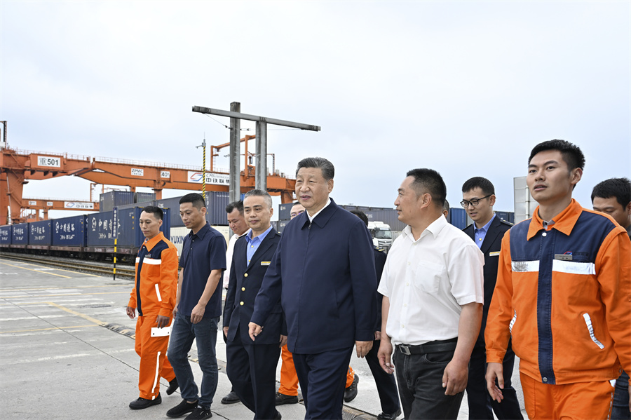 2024年4月22日至24日,中共中央总书记、国家主席、中央军委主席习近平在重庆考察。这是22日下午,习近平在重庆国际物流枢纽园区重庆铁路集装箱中心站,同货车司机、列车司机、装卸工人、场站管理人员等亲切交流。新华社记者 岳月伟 摄
