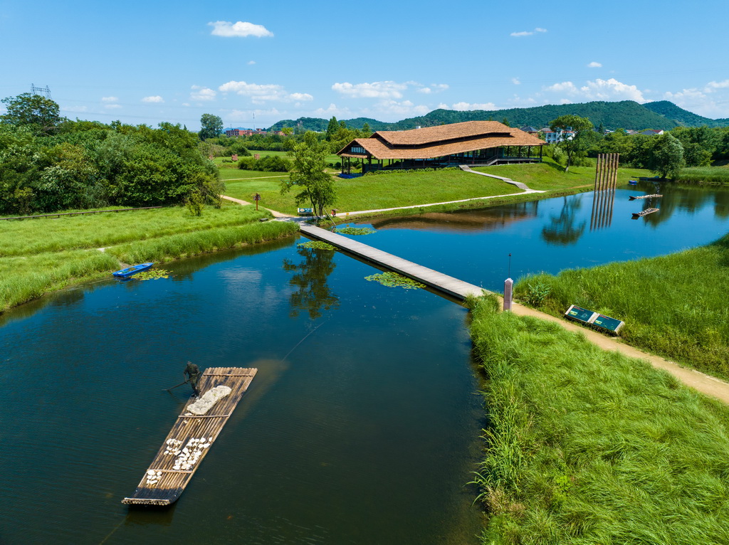 2024年7月4日拍摄的杭州良渚古城遗址公园南城墙遗址展示点(无人机照片)。新华社记者 江汉 摄