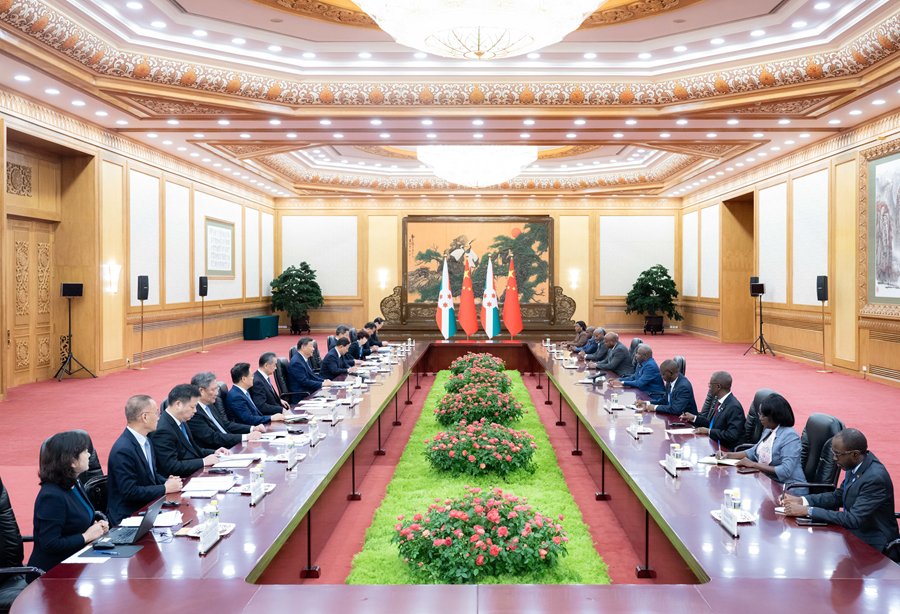 9月6日上午,国家主席习近平在北京人民大会堂会见来华出席中非合作论坛北京峰会的布隆迪总统恩达伊施米耶。