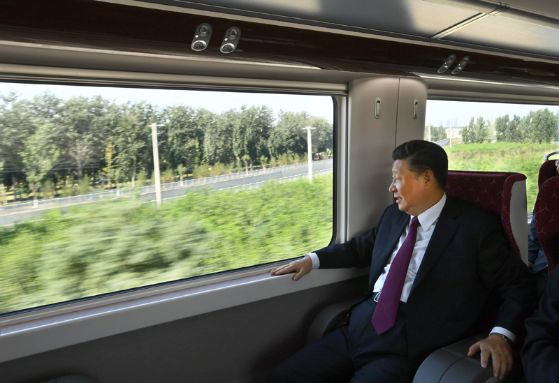 2019年9月25日,习近平总书记乘坐轨道列车前往北京大兴国际机场。