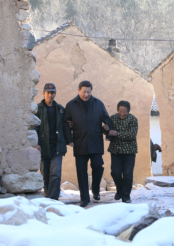 2012年12月30日,习近平到河北阜平看望慰问困难群众。