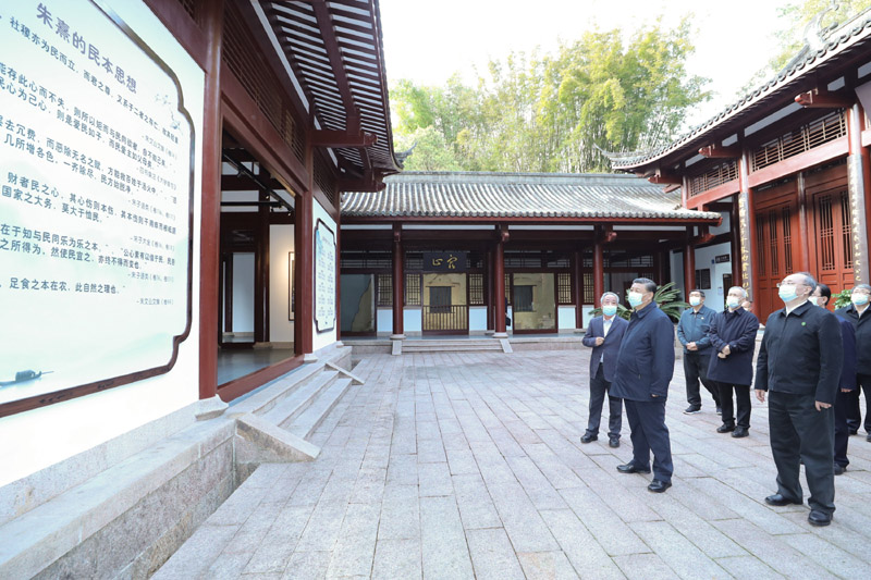2021年3月22日,习近平在福建南平武夷山朱熹园,了解朱熹生平及理学研究等情况。