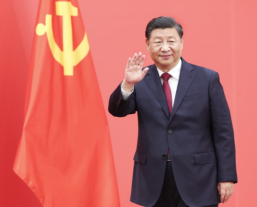 2022年10月23日,习近平在北京人民大会堂同采访中共二十大的中外记者亲切见面。