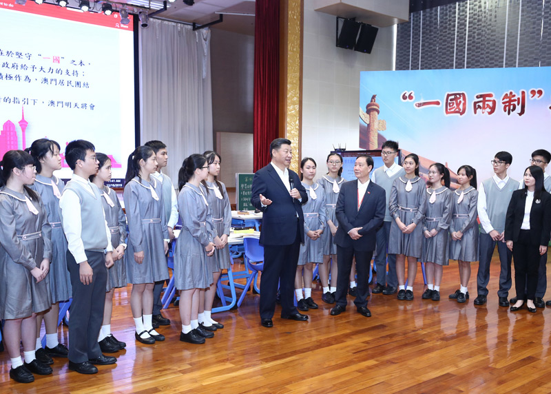 2019年12月19日,国家主席习近平在澳门特别行政区行政长官崔世安陪同下,来到位于澳门黑沙环的政府综合服务中心和濠江中学附属英才学校,同澳门市民和师生亲切交流。在濠江中学附属英才学校观摩以“‘一国两制’与澳门”为题的中国历史公开课后,习近平走到学生中间即席发表重要讲话。新华社记者 鞠鹏 摄