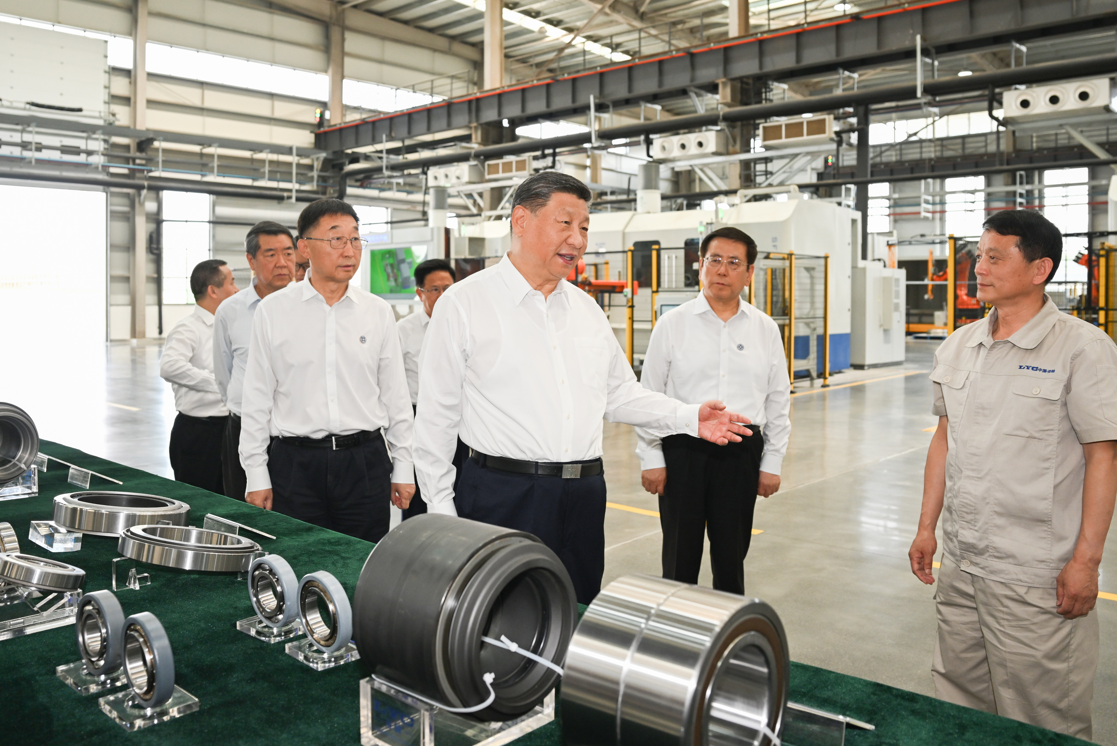 5月19日至20日,中共中央总书记、国家主席、中央军委主席习近平在河南考察。这是19日下午,习近平在洛阳轴承集团股份有限公司智能工厂考察。新华社记者 谢环驰 摄