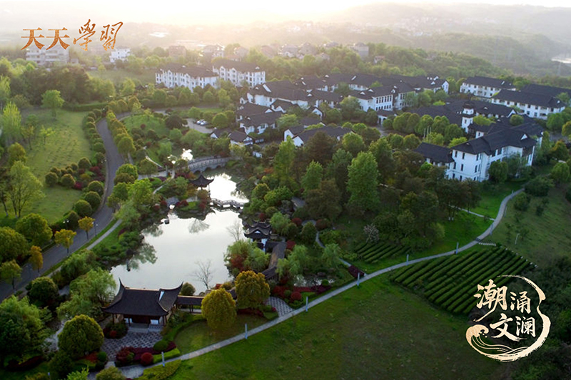 如今，越剧不仅活跃在嵊州人日常生活的一个个角落，也深深烙印在嵊州人的精神血脉之中。图为古色古香的嵊州越剧艺术学校。