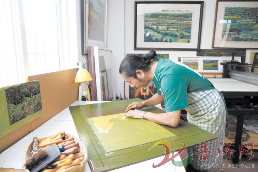 普洱绝版木刻佳作《和谐·共生》入选首届中国乡土绘画展