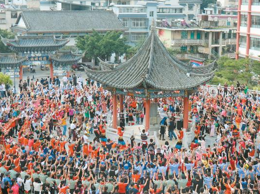发扬先辈光荣传统，更好续写誓词碑故事，让民族团结的佳话代代相传！