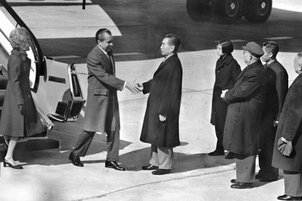1972年2月21日,周恩来总理到机场迎接时任美国总统尼克松访华。(资料照片)