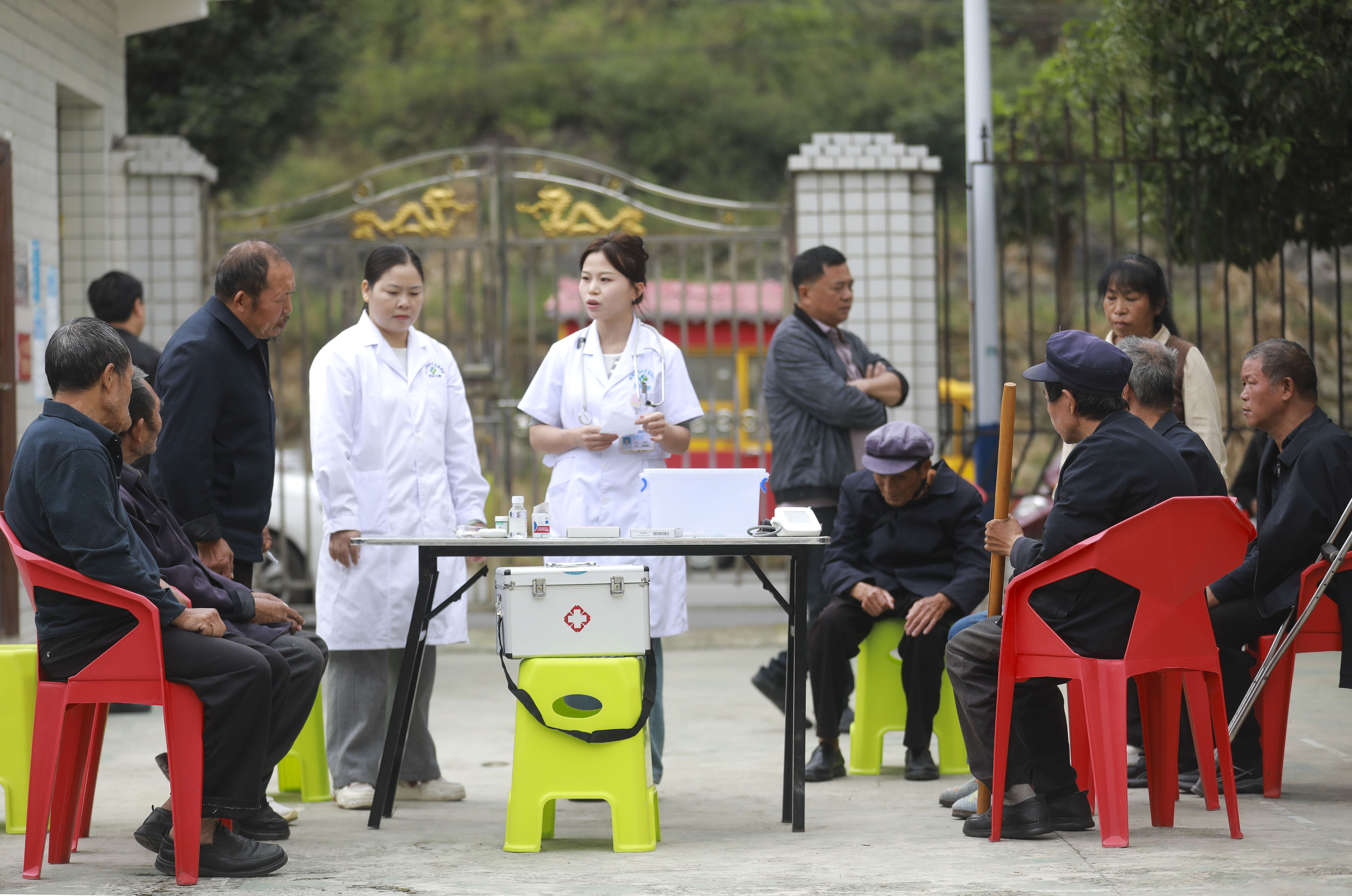 2026年10月13日，贵州黔西，医务人员在定新彝族苗族乡敬老院，给老人讲解慢性病日常养护知识。