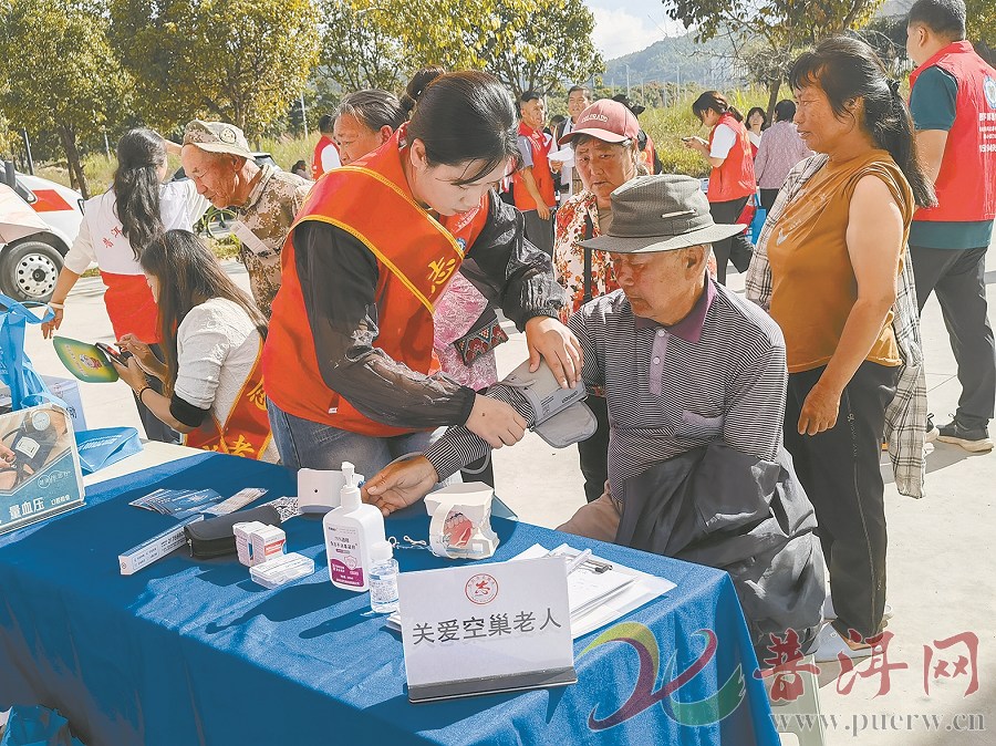 【我们的节日·重阳】普洱志愿者深入东城社区开展敬老服务