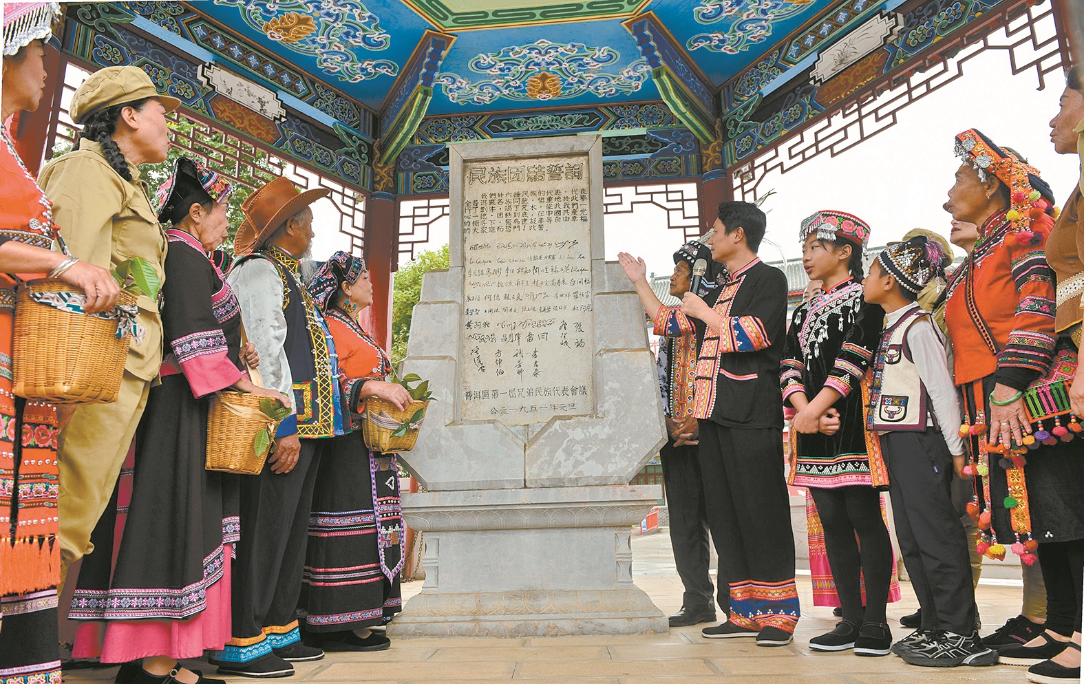触摸誓词碑  踏寻红色足迹  一块碑  一串起满城红迹